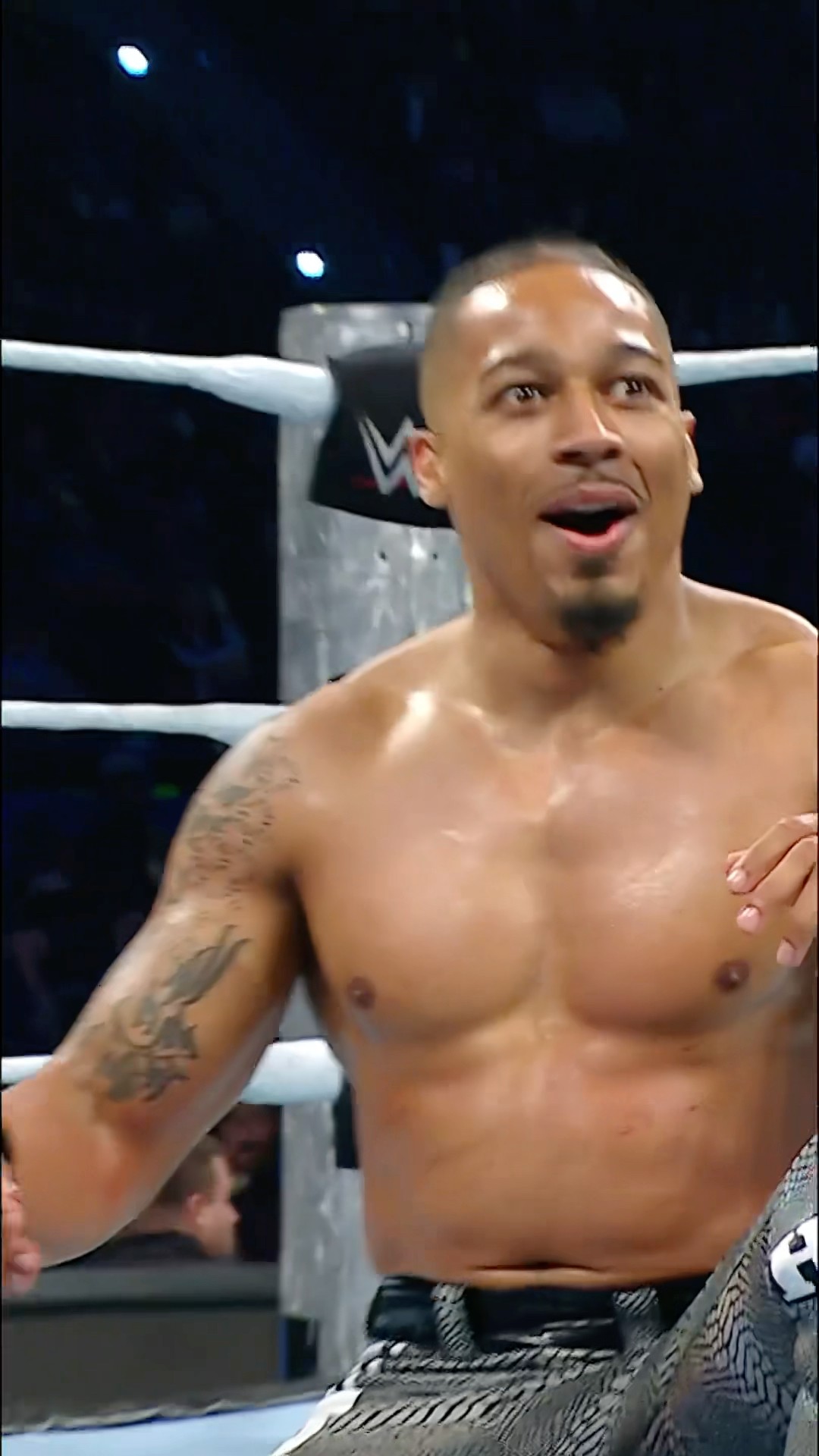 Upset of the year!! Carmelo Hayes defeats Braun Strowman!!