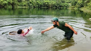 Download Lagu A single mother was chased to a dead end by a bad guy and was luckily saved by a soldier in time. MP3 Download Lagu A single mother was chased to a dead end by a bad guy and was luckily saved by a soldier in time. MP3