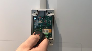 Comment programmé la télécommande de garage JCM pour ouvrir les portes et allumer les lumières