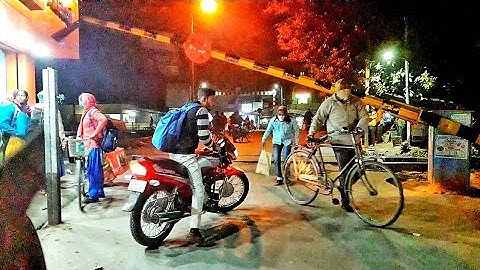 Abnormal traffic interrupting gateman to close railgate at night