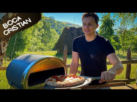 Video: Diferența Dintre Pizza Aruncată Manual și Pan