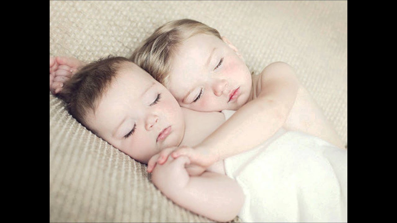 Спал с сестрой друга. Обнимайте детей под любым предлогом. Братья Близнецы спят. Группа обнимает младенца. Новорожденные Близнецы рядышком на кровати.