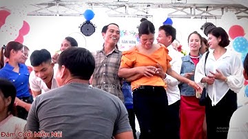 Cô gái hre hát liên khúc sôi động tại xóm Gò, Làng Trá, Sơn Cao