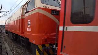 3198次區間車與513次莒光號通過斗南鎮舊社平交道