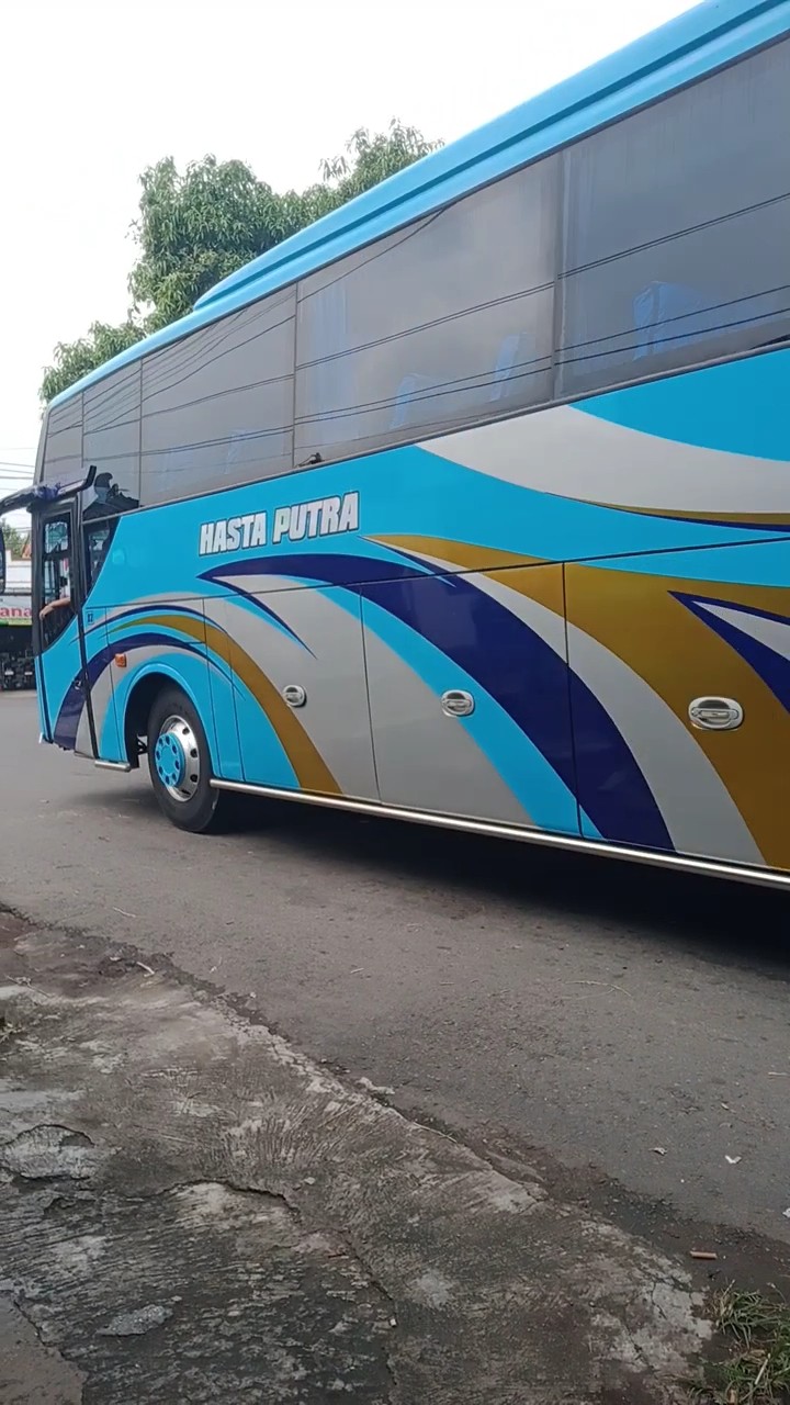 Karanganyar: Surga Pariwisata dan Armada Busnya yang Handal