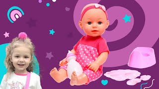 Эмма, как настоящая мамочка заботится о кукле Мие | Видео для детей
