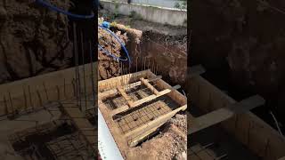 Забетонировали основание (1 ступень) столбчатых фундаментов СталеДеревянного дома #стройка