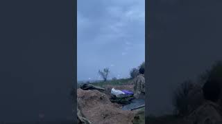 Украинские военные в районе Бахмута снимают бомбардировку их позиций зажигательными боеприпасами