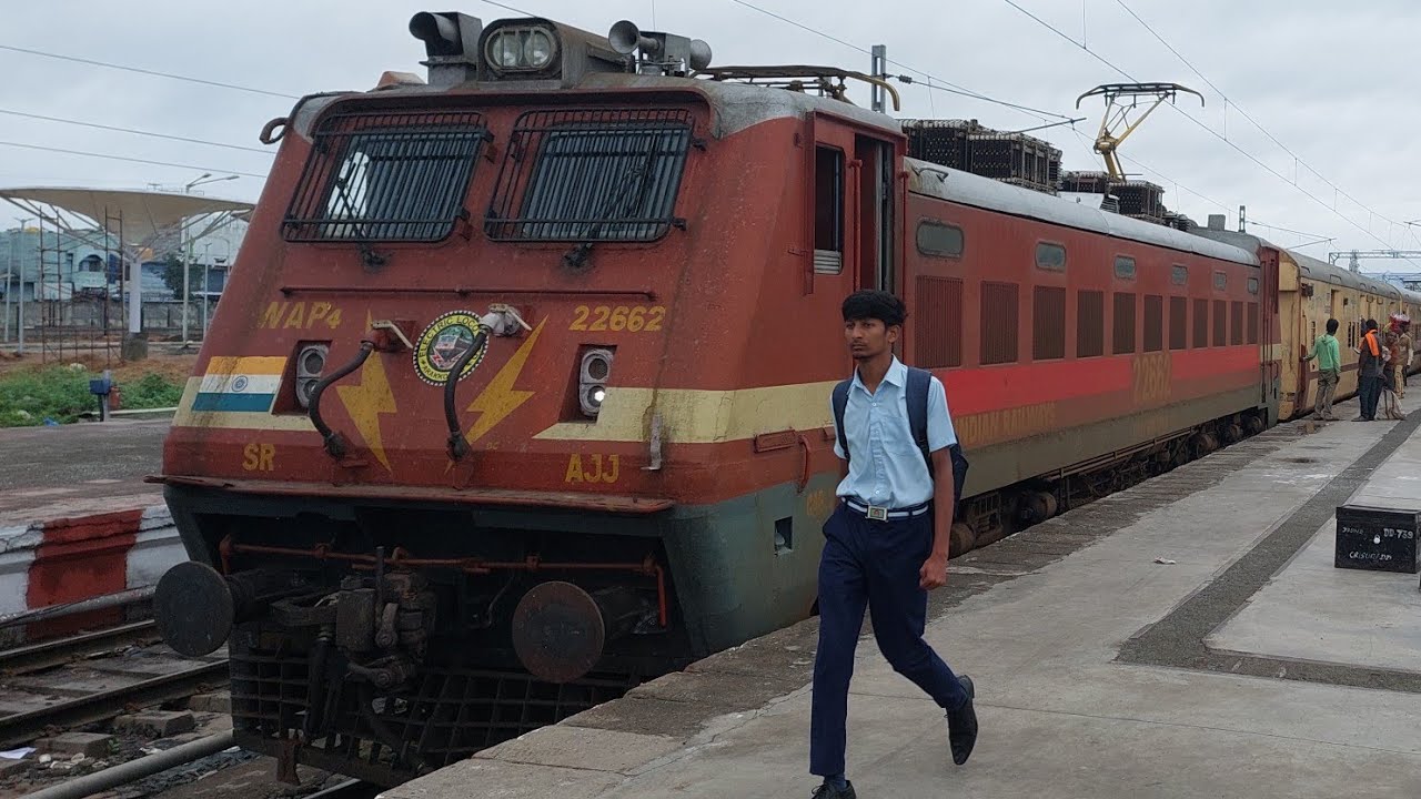 22157 : AJJ WAP4 led MADRAS MAIL's action-packed arrival & departure from Guntakal Junction!!