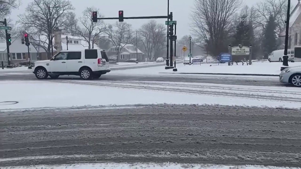 Heavy snow, slick roads cause traffic delays across Chicago - YouTube