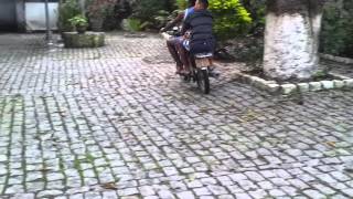 Thomas e Marcelo andando de moto