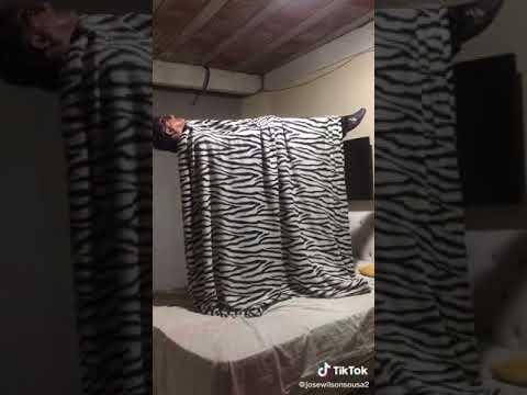 عمل في مراتة مقلب نايم في الهواء