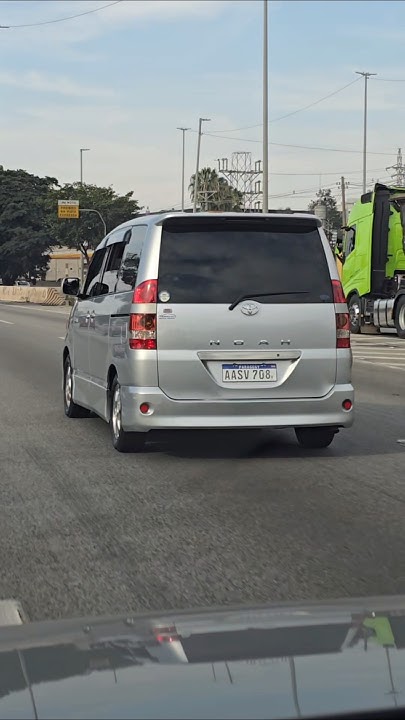 Toyota Noah no Brasil? Você conhecia essa van de passageiros?