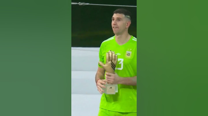 El gesto del Dibu Martinez después de recibir el Guante de Oro en el mundial