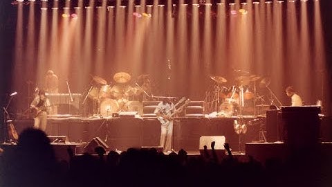 GENESIS - Dance on a Volcano / Los Endos (live in Dallas, 19/03/1977)