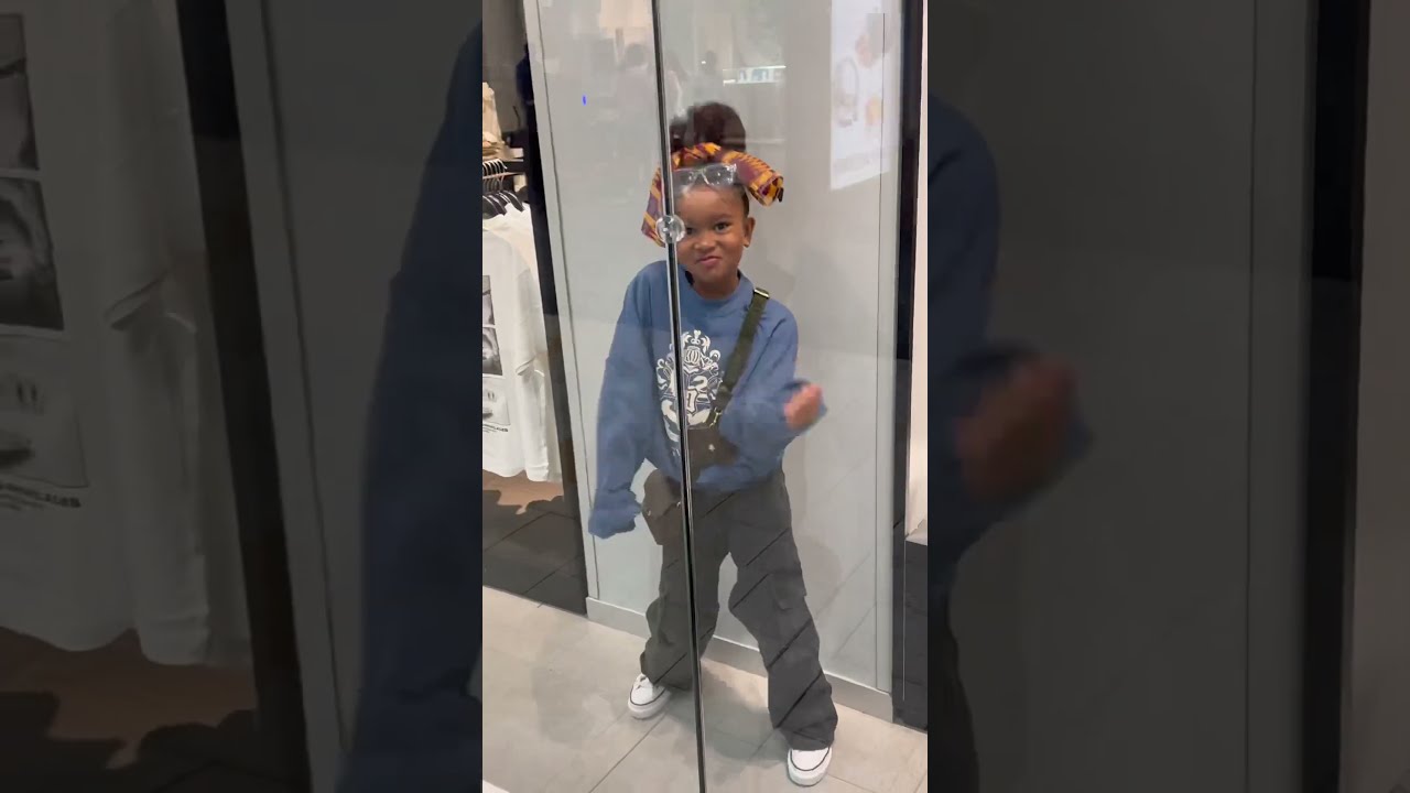Scarlett Acting Like She S A Mannequin Mannequinchallenge Fashion Funny