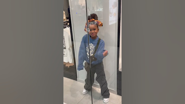Scarlett acting like she’s a mannequin! 🤣🤣 #mannequinchallenge #fashion #funny