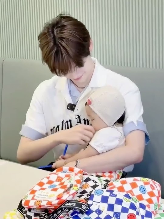 baby bom doesn’t want to leave hanbin’s arms😭  #sunghanbin #zerobaseone #zb1 #성한빈 #제로베이스원