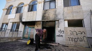 Colonos israelíes incendian una mezquita en la aldea cisjordana de Jiljilya