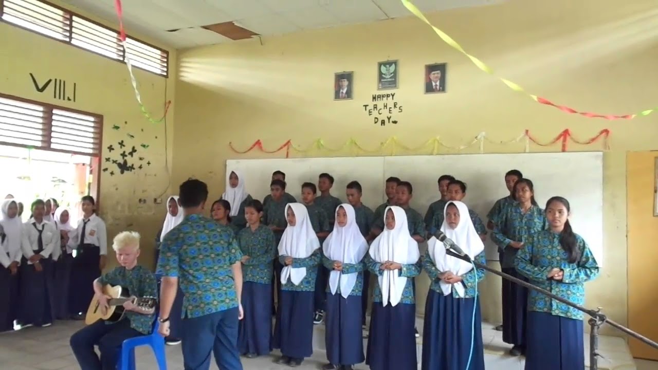 Hymne guru oleh kelas 9.4 Juara 1 lomba paduan suara Hari Guru 2016