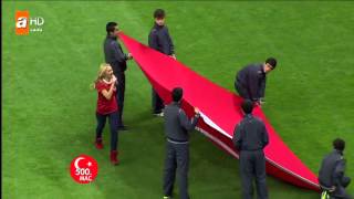 Hadise 500. Milli Maçta Şarkı Söyledi !