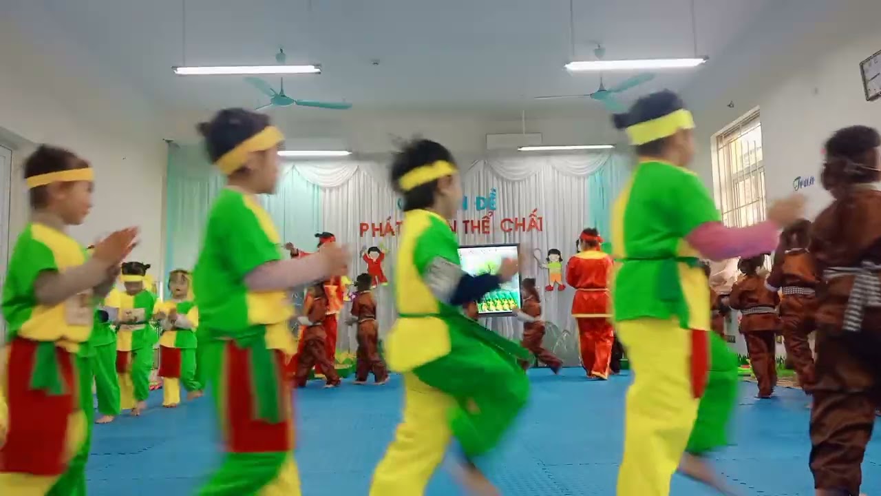 Chuyên đề phát triển thể chất- Mẫu giáo lớn (5-6 tuổi) Bật tách chụm qua 7 ô - Đi trên ghế thể dục