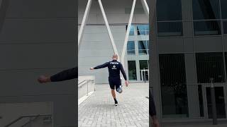 Thumbnail for Kann ein Ex Bundesliga Torwart einen Ball von außen ins Stadion schießen? ⚽️👀 @karlsruhersc