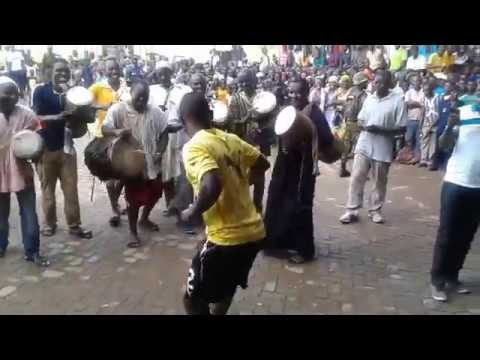 عبدالمجید واریس مهاجم ستاره های سیاه غنا در رقص سنتی تاماله
