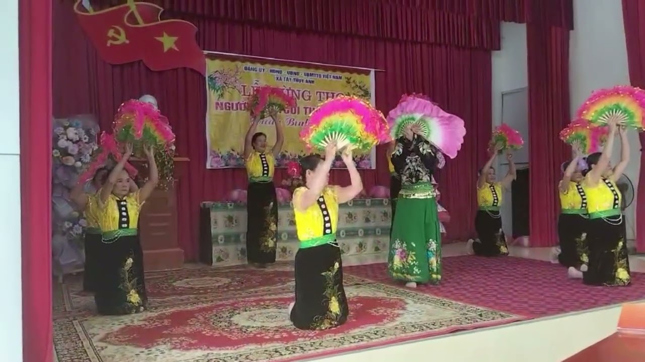 ￼Múa cô bé thượng ngàn ￼câu lạc bộ chèo làng ￼An Dân