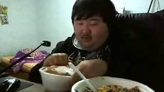 Кореец ест и смеётся!