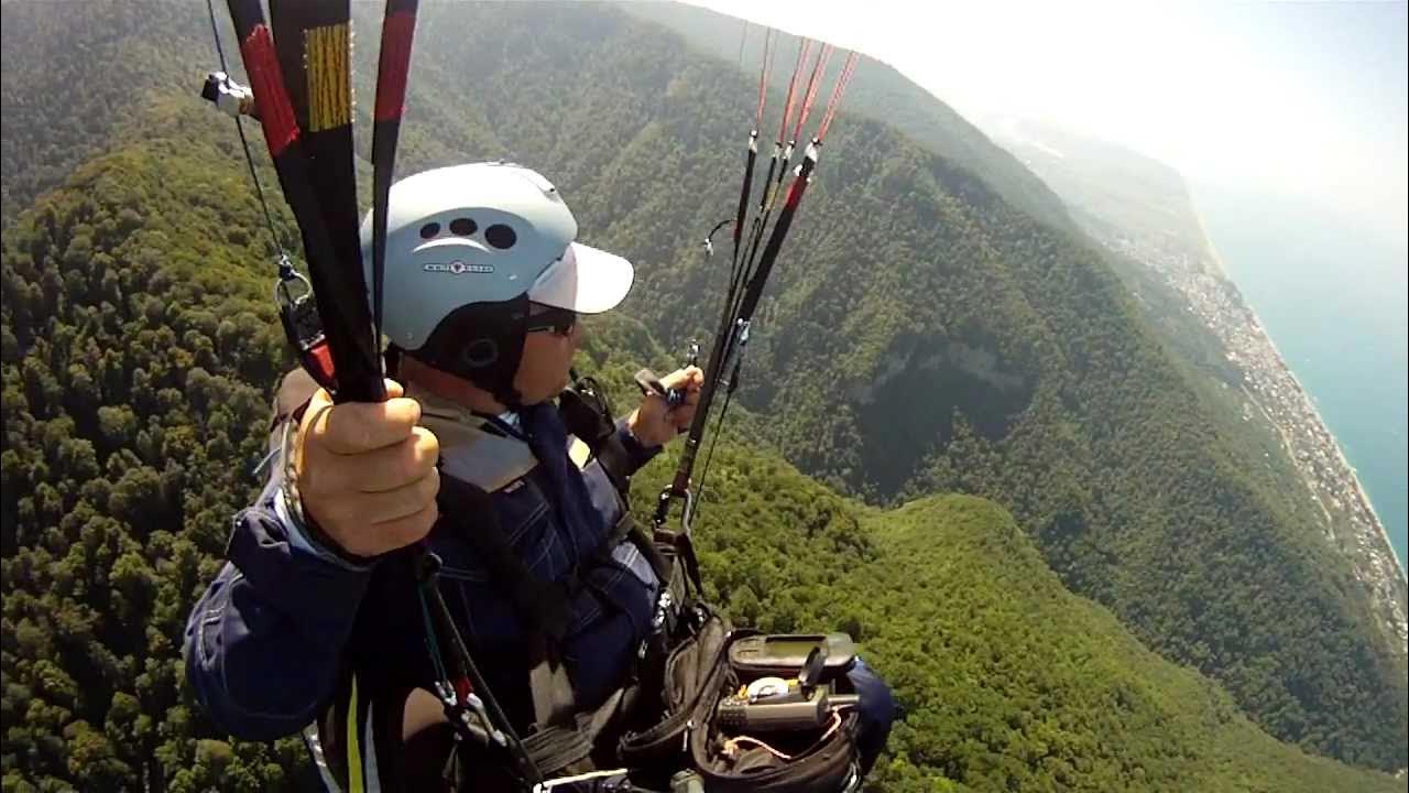 Спуск с горы на параплане