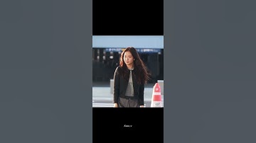 When he saw her in Airport for the first time #jisoo #kimtaehyung