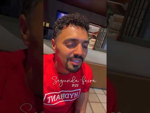 Tirullipa ouvindo e cantando um louvor lindo