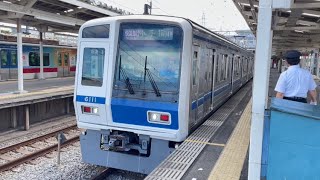 西武6000系6111編成が当駅止まりの回送電車として入換灯を消して警笛を鳴らして小手指駅3番線を発車するシーン（回04M）2023.8.7.10:13〜派手なSDGsトレインの共演有り〜