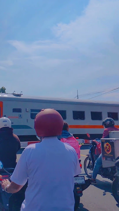 Story WA Polosan | KA Brantas Ekonomi Keluar dari Stasiun Kediri