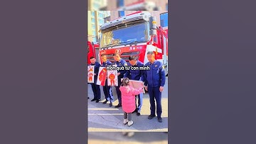 Những người lính cứu hoả hạnh phúc khi nhận món quà #shorts