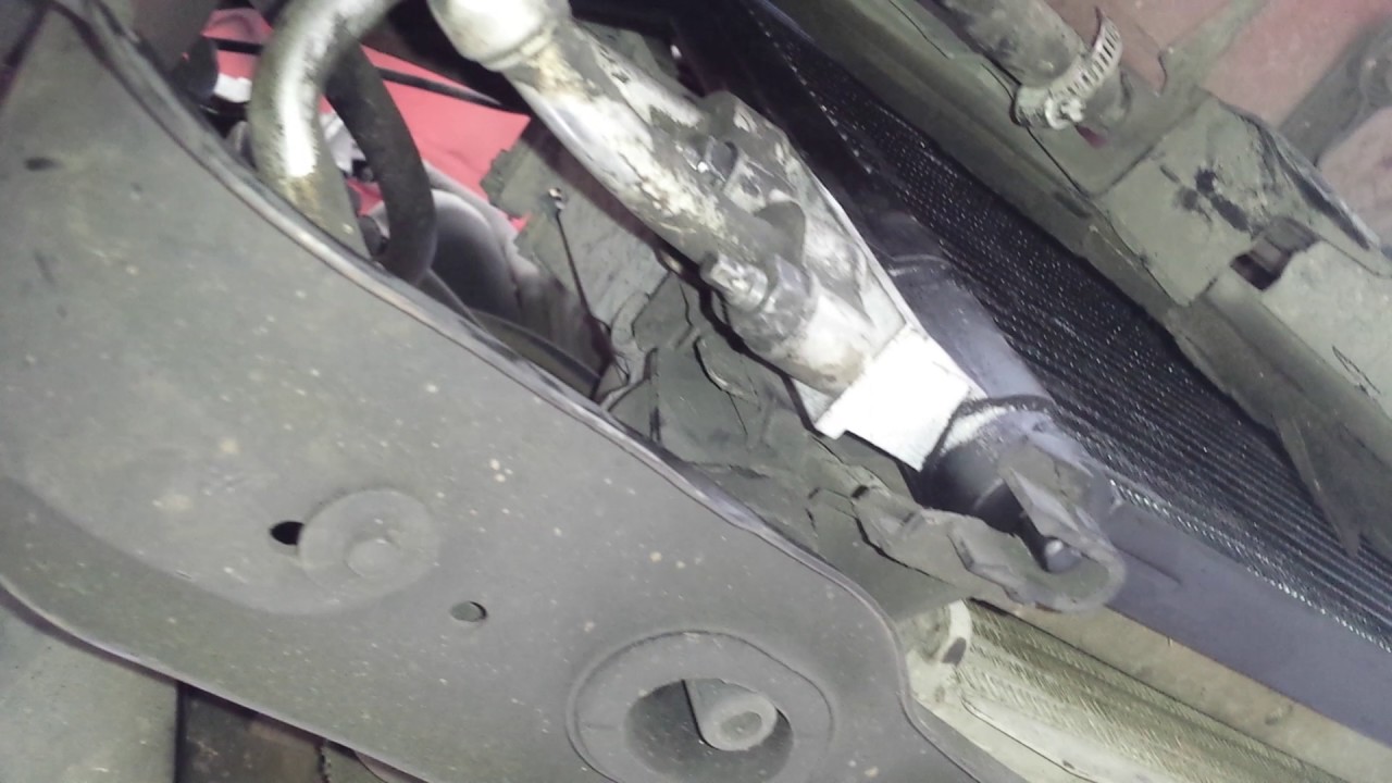 Cómo se quita el condensador del aire acondicionado de un Ford focus