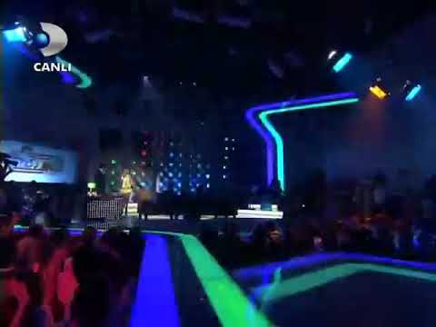 Demet Akalın - Toz Pembe (Beyaz Show/2009)