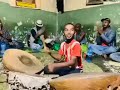 Wiil Yar Oo Si Cajiiba U Tumaya Durbaanka Wiil Yar Oo Si Cajiiba U Tumaya Durbaanka