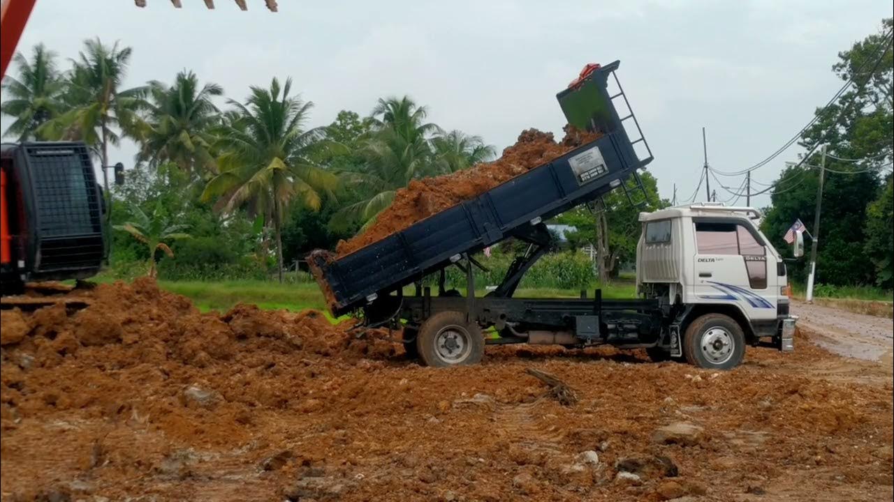 PART 2 OF 3 LORI TIPPER 6 TAYAR BUANG TANAH DEKAT EXCAVATOR BARU