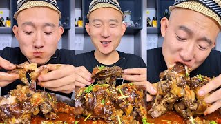 Download Lagu Big Ice Bro is thoroughly enjoying his braised steak, the outer layer of which is rich and flavorful MP3