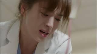 Doctor Kang is desperately trying to save Captain Yoo's life | Descendants of the Sun Ep.27