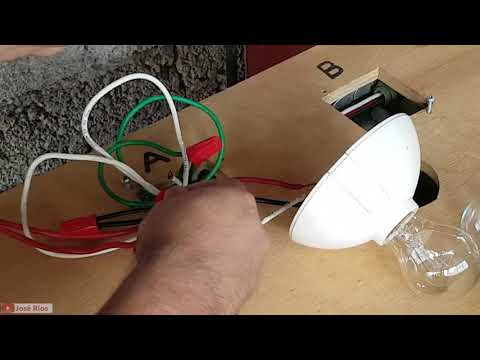 Video: ¿Cómo se quita una bombilla HID de un enchufe?