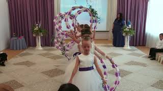 Танец девочек с обручами из цветов