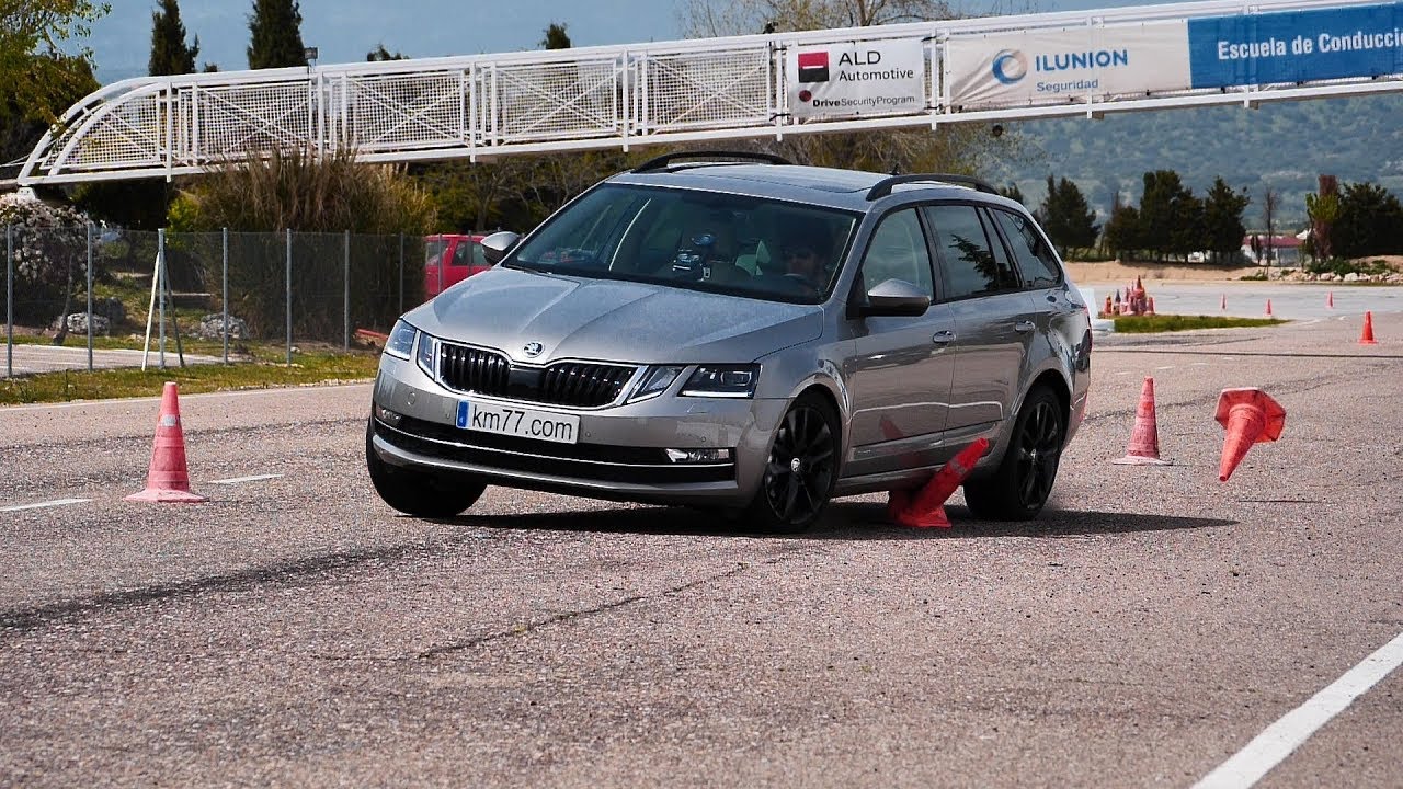 Skoda Octavia Combi (GNC) 2017 - Maniobra de esquiva (moose test) y eslalon | km77.com