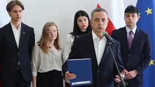 Konferencja prasowa przewodniczącego Parlamentarnego Zespołu ds. Młodzieży Jerzego Wcisły