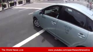 The World News Live - Taxi pulls illegal U-turn, instant justice [Orginal]