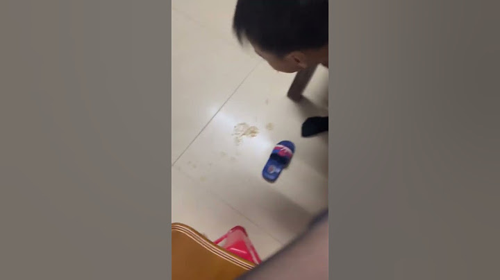 小男孩嘗試聞他姐姐穿著絲襪的腳