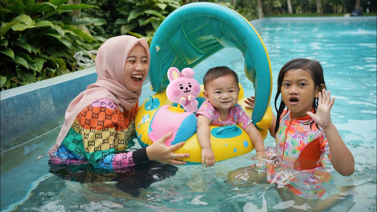 JAGAIN BAYI ARUMI BERENANG NANGIS KEJER 😭 | Salsa and family