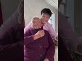 El breve momento feliz entre la abuela y su nieto